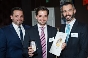 Florian Herschke, CFO und Prokurist der Jochen Schweizer Unternehmensgruppe, (Mitte) neben Thomas Eilrich, Chefredakteur DUB UNTERNEHMER-Magazin (links) und Markus Hamer, Geschäftsführer Deutsches Institut für Service-Qualität, bei der Preisverleihung des Deutschen Kundinnovationspreises in Frankfurt